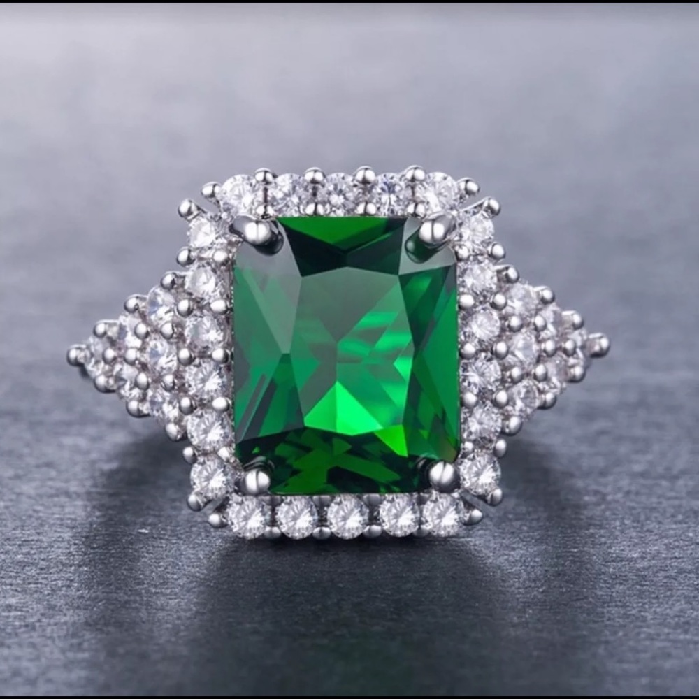 .925 Sterling Silver 8 Carat Russian Emerald